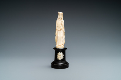 Een ivoren figuur van een vrouwelijke heilige met boek, 19e eeuw