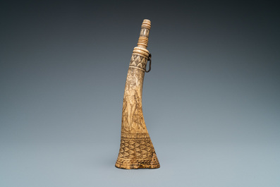 Une poire &agrave; poudre en bois de cerf grav&eacute; &agrave; d&eacute;cor mythologique, prob. Allemagne, 19&egrave;me