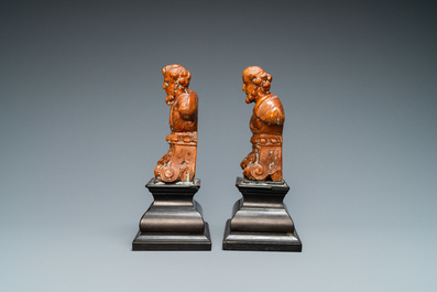 Une paire de bustes de saints en buis sculpt&eacute; sur socles en placage d&rsquo;&eacute;b&egrave;ne, 17&egrave;me