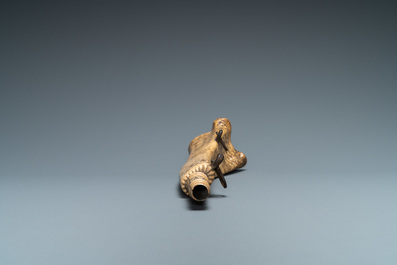 Une poire &agrave; poudre en bois de cerf grav&eacute; &agrave; d&eacute;cor mythologique, prob. Allemagne, 19&egrave;me