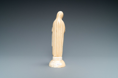 Une statue de la Vierge en ivoire sculpt&eacute;, peut-&ecirc;tre Dieppe, France, 19&egrave;me