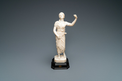 Een ivoren figuur van een ori&euml;ntaalse danseres, wellicht Dieppe, Frankrijk, 19e eeuw
