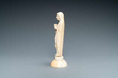 Une statue de la Vierge en ivoire sculpt&eacute;, peut-&ecirc;tre Dieppe, France, 19&egrave;me