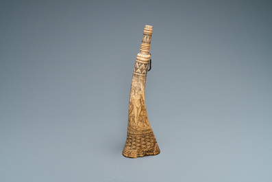 Une poire &agrave; poudre en bois de cerf grav&eacute; &agrave; d&eacute;cor mythologique, prob. Allemagne, 19&egrave;me