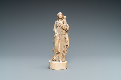 Een ivoren figuur van een Madonna met kind, Dieppe, Frankrijk, 18e eeuw