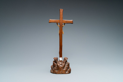 Un crucifix avec Christ en ivoire sur une croix en bois en forme de troncs d&rsquo;arbre sur tertre, France, 17/18&egrave;me