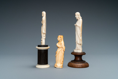 Twee figuren van een Madonna en een Christus in ivoor en been, 19e eeuw