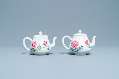 Une paire de th&eacute;i&egrave;res couvertes en porcelaine de Chine famille rose &agrave; d&eacute;cor floral, Yongzheng