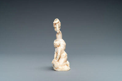 Armand Boutrolle (Paris, 1886-1972), un groupe en ivoire sculpt&eacute;: Les lavandi&egrave;res, 1er quart du 20&egrave;me