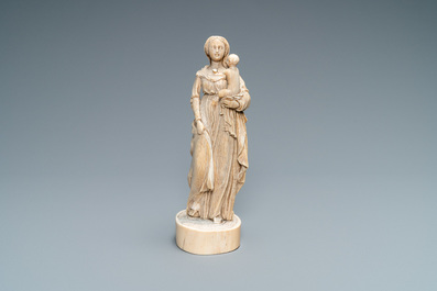 Een ivoren figuur van een Madonna met kind, Dieppe, Frankrijk, 18e eeuw