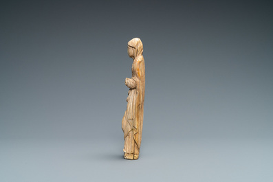 Une statue de la Vierge en ivoire sculpt&eacute;, 2&egrave;me moiti&eacute; du 16&egrave;me