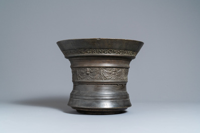 Un grand mortier en bronze dat&eacute; 1615 et inscrit pour Hubert Renard, Lille