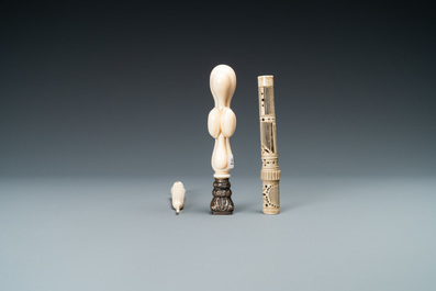 Un parapluie miniature de type 'Stanhope' avec vues microscopiques des monuments de Paris, un cachet en ivoire et un porte-aiguille en os, 19&egrave;me