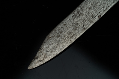 Een mes met ivoren heft voorstellende de goddelijke deugd van het geloof en een ivoren kleermakersmeter, 17/18e en 19e eeuw
