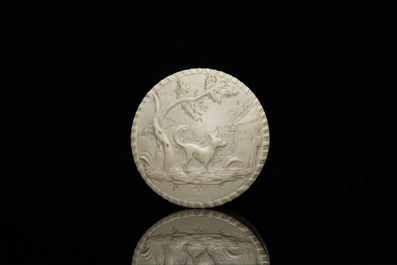 Une bo&icirc;te couverte en ivoire sculpt&eacute; &agrave; d&eacute;cor d&rsquo;un chien devant un moulin &agrave; eau, vers 1800