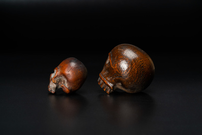 Twee houten memento mori schedels, 17/18e eeuw