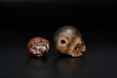 Twee houten memento mori schedels, 17/18e eeuw