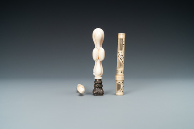 Un parapluie miniature de type 'Stanhope' avec vues microscopiques des monuments de Paris, un cachet en ivoire et un porte-aiguille en os, 19&egrave;me