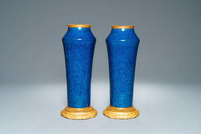 Een paar monochrome poederblauwe S&egrave;vres vazen met vergulde bronzen montuur, 19e eeuw