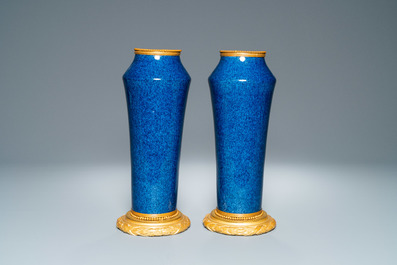 Een paar monochrome poederblauwe S&egrave;vres vazen met vergulde bronzen montuur, 19e eeuw