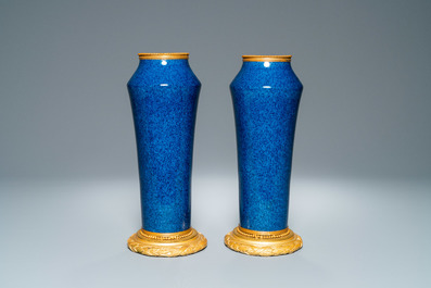 Een paar monochrome poederblauwe S&egrave;vres vazen met vergulde bronzen montuur, 19e eeuw