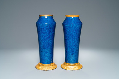 Een paar monochrome poederblauwe S&egrave;vres vazen met vergulde bronzen montuur, 19e eeuw