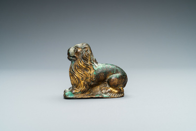 Een verguld bronzen model van een liggende leeuw, Frankrijk, 14e eeuw