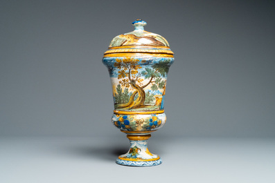 Une urne couverte en fa&iuml;ence polychrome de Castelli, Italie, 18&egrave;me