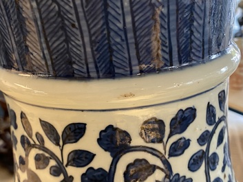 Un grand vase imp&eacute;rial de forme 'zun' en porcelaine de Chine en bleu et blanc, marque et &eacute;poque de Wanli
