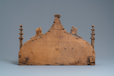 Un couronnement de chaire ou baldaquin en forme d&rsquo;arcature avec pinacles et crochets en ch&ecirc;ne sculpt&eacute;, France, 15&egrave;me