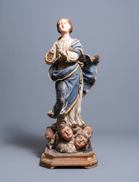 Een grote met glazen ogen bezette gepolychromeerde en vergulde houten figuur van Maria die ten Hemel vaart, Itali&euml;, 17e eeuw