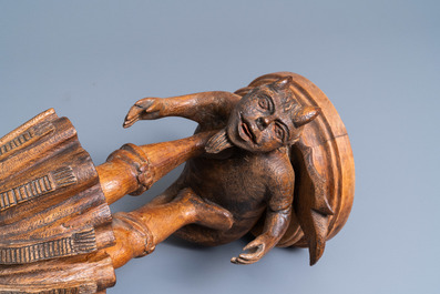 Een eikenhouten figuur van de aartsengel Micha&euml;l die de duivel verslaat, 17e eeuw