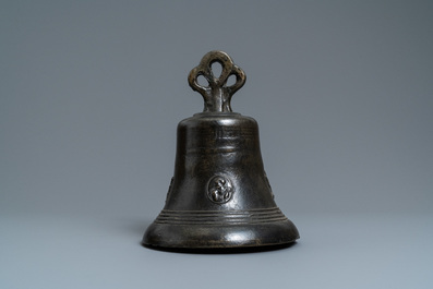 Une cloche en bronze &agrave; d&eacute;cor appliqu&eacute; de saints, Nord de la France, 16&egrave;me