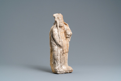 Une statue d'un Saint Ev&ecirc;que en pierre calcaire sculpt&eacute;e, fin du 15&egrave;me