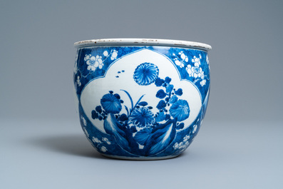 Une jardini&egrave;re en porcelaine de Chine en bleu et blanc, Kangxi