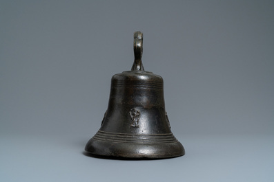 Une cloche en bronze &agrave; d&eacute;cor appliqu&eacute; de saints, Nord de la France, 16&egrave;me