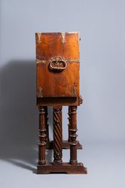 Een Spaanse eikenhouten 'bargue&ntilde;o' of kabinetkast met bronsbeslag, 16e eeuw