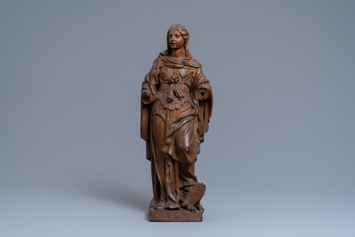 Une statue d'une sainte &eacute;crasant un griffon en ch&ecirc;ne sculpt&eacute;, 2&egrave;me moiti&eacute; du 16&egrave;me