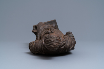 Une statue d'une sainte &eacute;crasant un griffon en ch&ecirc;ne sculpt&eacute;, 2&egrave;me moiti&eacute; du 16&egrave;me