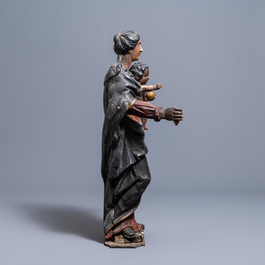 Une grande statue d'une Vierge &agrave; l&rsquo;enfant en ch&ecirc;ne sculpt&eacute; et polychrom&eacute;, 1&egrave;re moiti&eacute; du 16&egrave;me