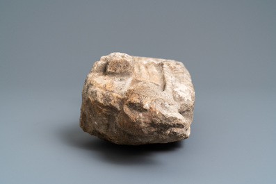 Een stenen figuur van een bisschop, eind 15e eeuw