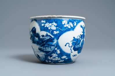 Une jardini&egrave;re en porcelaine de Chine en bleu et blanc, Kangxi