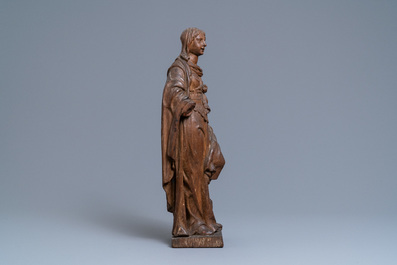 Een eikenhouten figuur van een vrouwelijke heilige die een griffioen bedwingt, 2e helft 16e eeuw