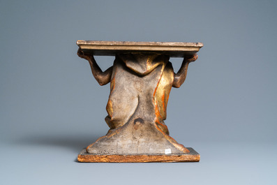 Une console en bois sculpt&eacute;, polychrom&eacute; et dor&eacute; repr&eacute;sentant un atlante agenouill&eacute;, Italie, 17&egrave;me