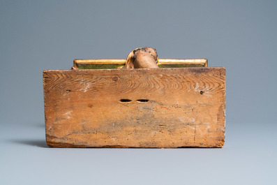 Une console en bois sculpt&eacute;, polychrom&eacute; et dor&eacute; repr&eacute;sentant un atlante agenouill&eacute;, Italie, 17&egrave;me