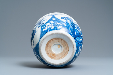 Une jardini&egrave;re en porcelaine de Chine en bleu et blanc, Kangxi