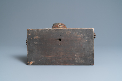 Une console en bois sculpt&eacute;, polychrom&eacute; et dor&eacute; repr&eacute;sentant un atlante agenouill&eacute;, Italie, 17&egrave;me