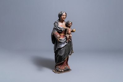 Een grote gepolychromeerde eikenhouten figuur van een Madonna met kind, 17e eeuw