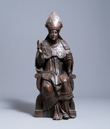 Une grande statue d'un &eacute;v&ecirc;que en ch&ecirc;ne sculpt&eacute;, r&eacute;gion de Brabant ou Limbourg, Pays-Bas du Sud, vers 1530