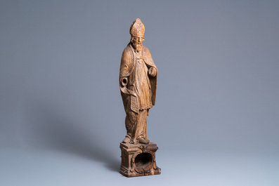 Une grande statue d'un Saint Ev&ecirc;que en ch&ecirc;ne sculpt&eacute; sur base reliquaire monoxyle, Flandres, 18&egrave;me